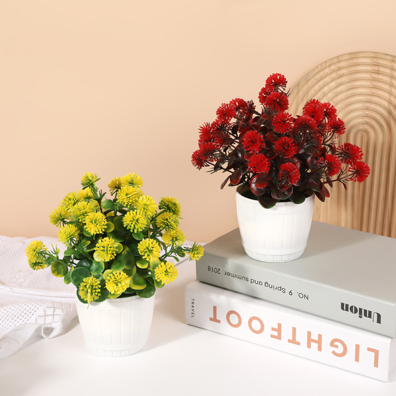Bonsai artificial într-o vază sferică, cu flori de liliac, decor interior