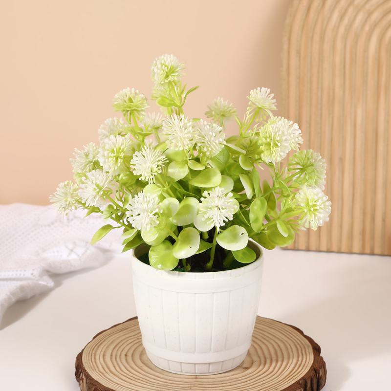 Bonsai artificial într-o vază sferică, cu flori de liliac, decor interior