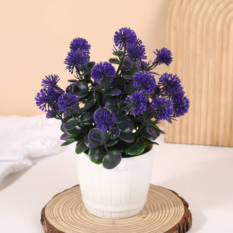 Bonsai artificial într-o vază sferică, cu flori de liliac, decor interior