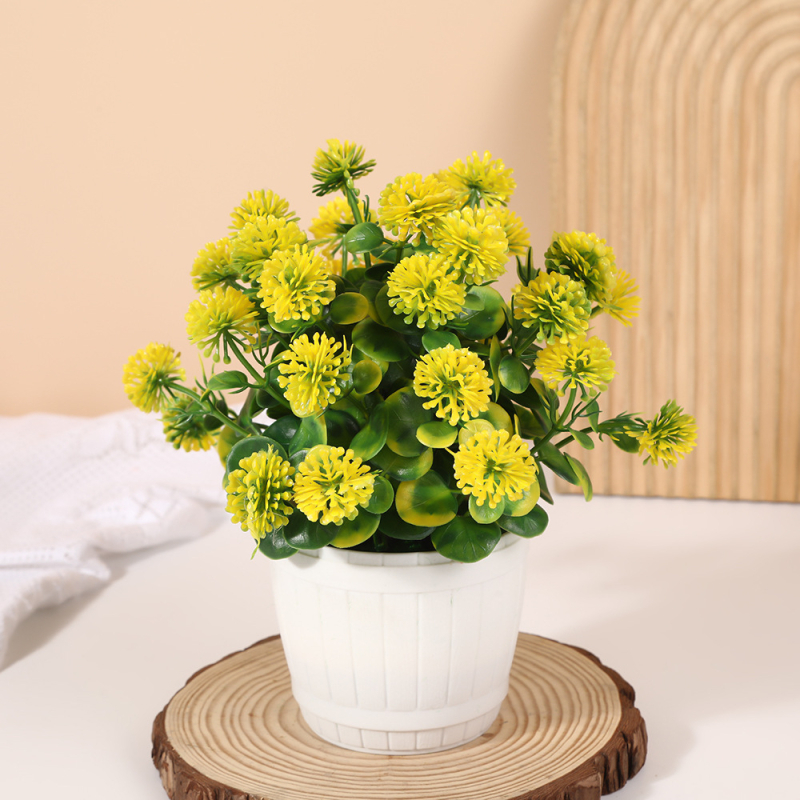 Bonsai artificial într-o vază sferică, cu flori de liliac, decor interior
