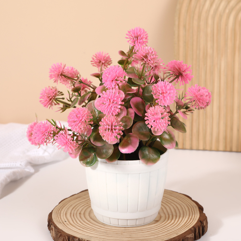 Bonsai artificial într-o vază sferică, cu flori de liliac, decor interior