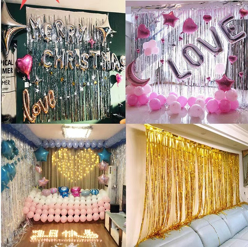 Perdea decorativă cu șnururi de ploaie, dungi aurii, ciucuri argintii și panglici albastre — decor pentru sufragerie și cameră de nuntă