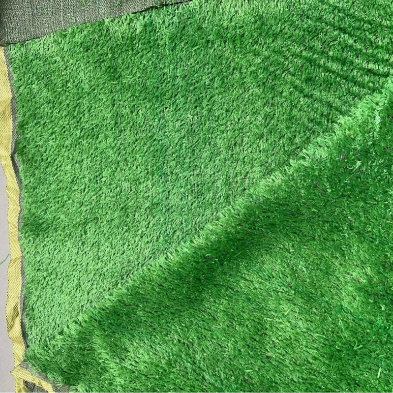 Covor de gazon sintetic din plastic pentru grădiniță, balcon și școală – gazon verde