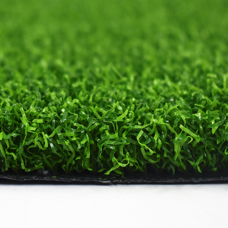 Gazon artificial pentru putting green, cu fibre colorate curbate