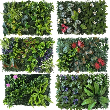 Perete decorativ cu plante artificiale, flori false și gazon artificial pentru fundal realist