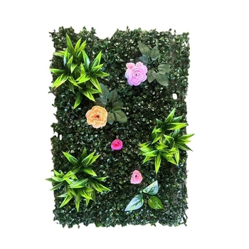 Perete decorativ cu plante artificiale, flori false și gazon artificial pentru fundal realist