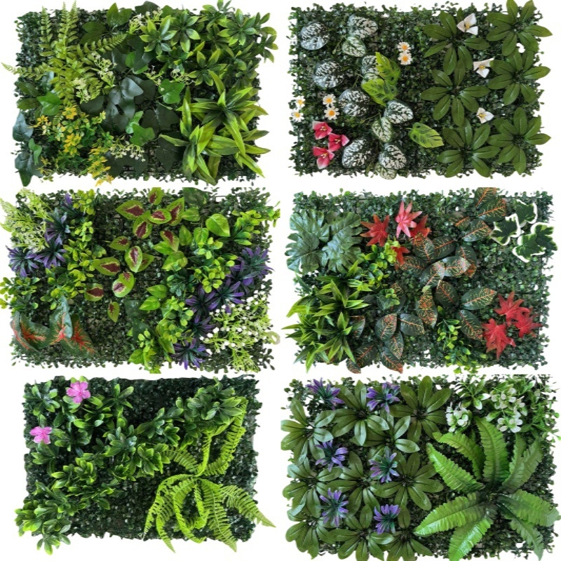 Perete decorativ cu plante artificiale, flori false și gazon artificial pentru fundal realist