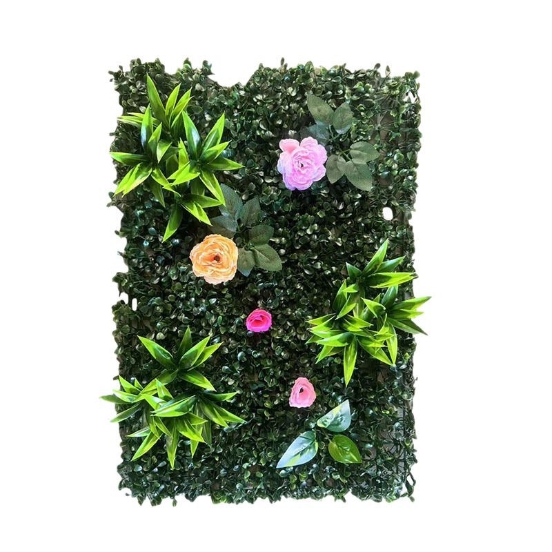 Perete decorativ cu plante artificiale, flori false și gazon artificial pentru fundal realist