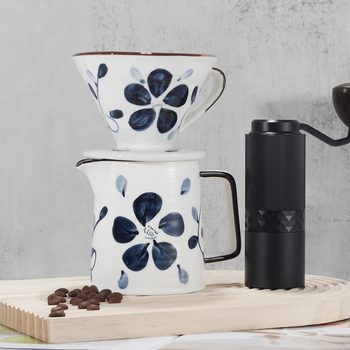 Set ceramic V60 conic pentru cafea – cană-filtru pentru filtrare prin picurare, pictat manual în stil japonez.