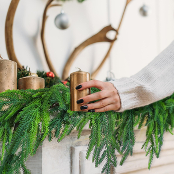 Венец за врата от иглички Norfolk pine, ратанова украса и изкуствени зелени листа, мек PVC