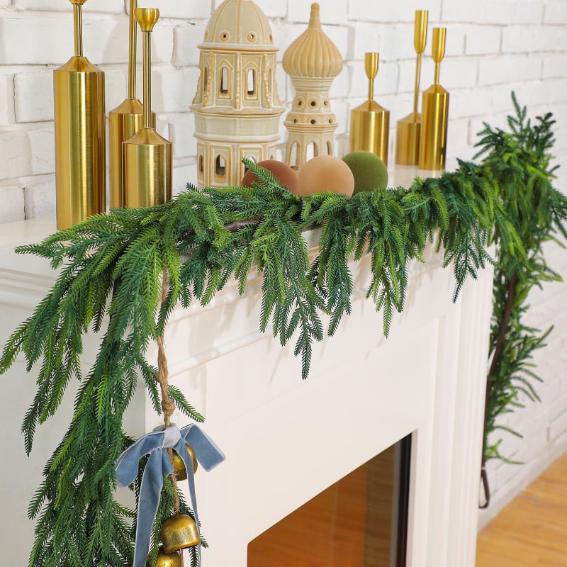 Венец за врата от иглички Norfolk pine, ратанова украса и изкуствени зелени листа, мек PVC