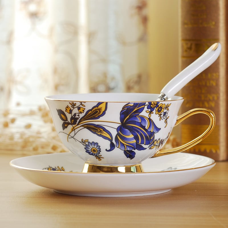 Set de cești de cafea cu farfurioară din porțelan osos, stil european, cu margine aurie și model floral