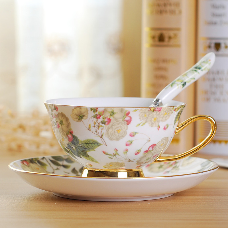 Set de cești de cafea cu farfurioară din porțelan osos, stil european, cu margine aurie și model floral