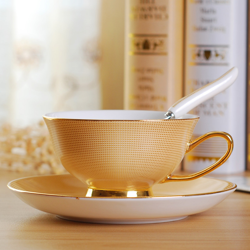 Set de cești de cafea cu farfurioară din porțelan osos, stil european, cu margine aurie și model floral