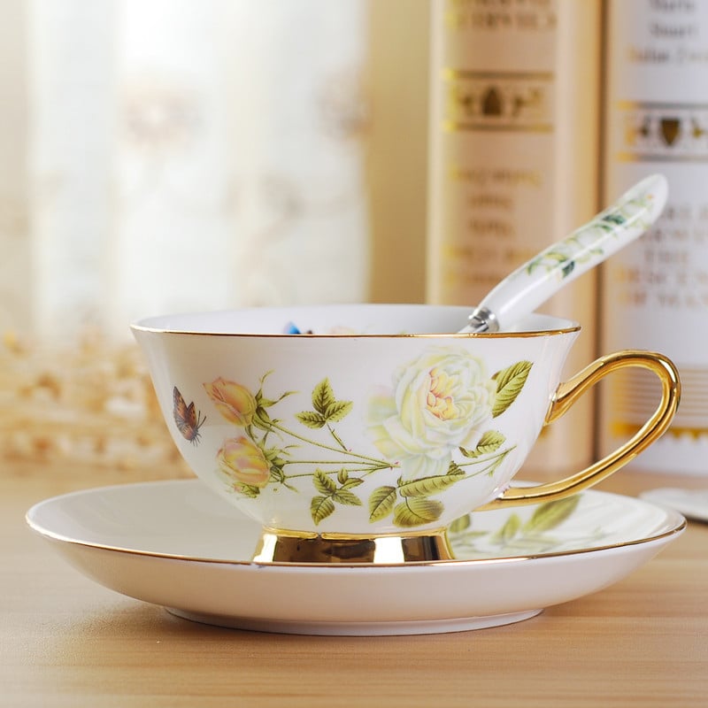 Set de cești de cafea cu farfurioară din porțelan osos, stil european, cu margine aurie și model floral