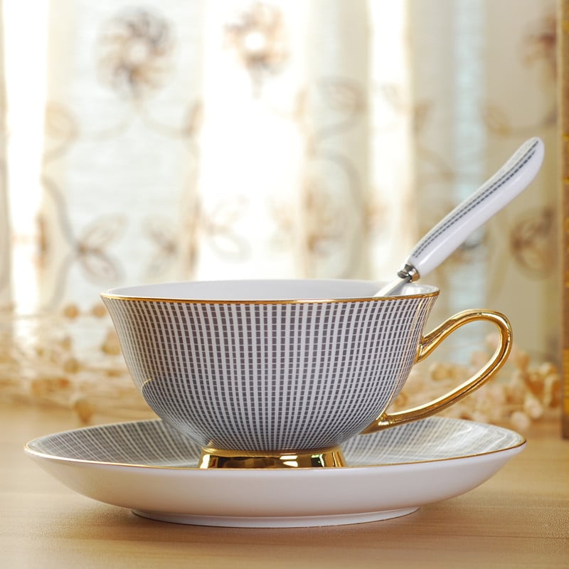 Set de cești de cafea cu farfurioară din porțelan osos, stil european, cu margine aurie și model floral