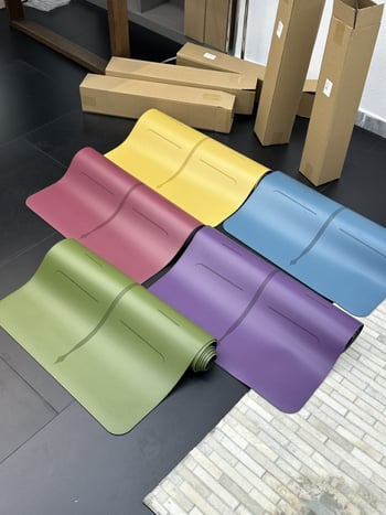 PU gumena joga podloga, deblja i šira, geometrijski uzorak, dimenzije 183 × 68 cm, debljina 5 mm