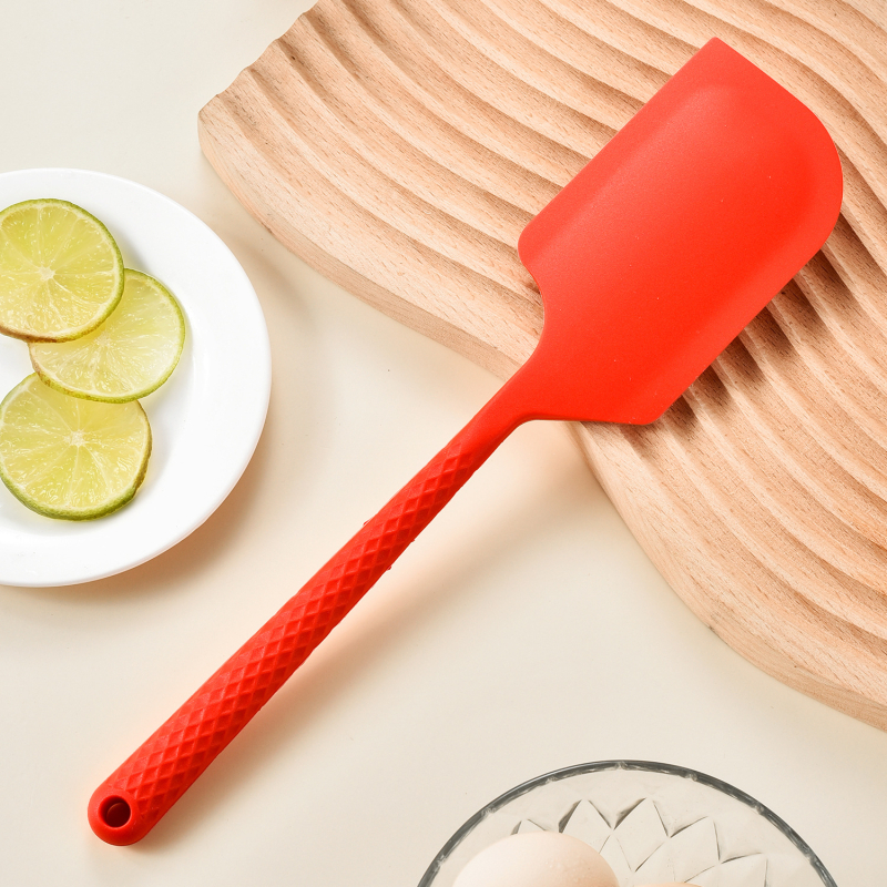 Stil retro: unealtă pentru aluat cu scară de măsurare, spatulă pentru tort și racletă de copt pentru uz casnic