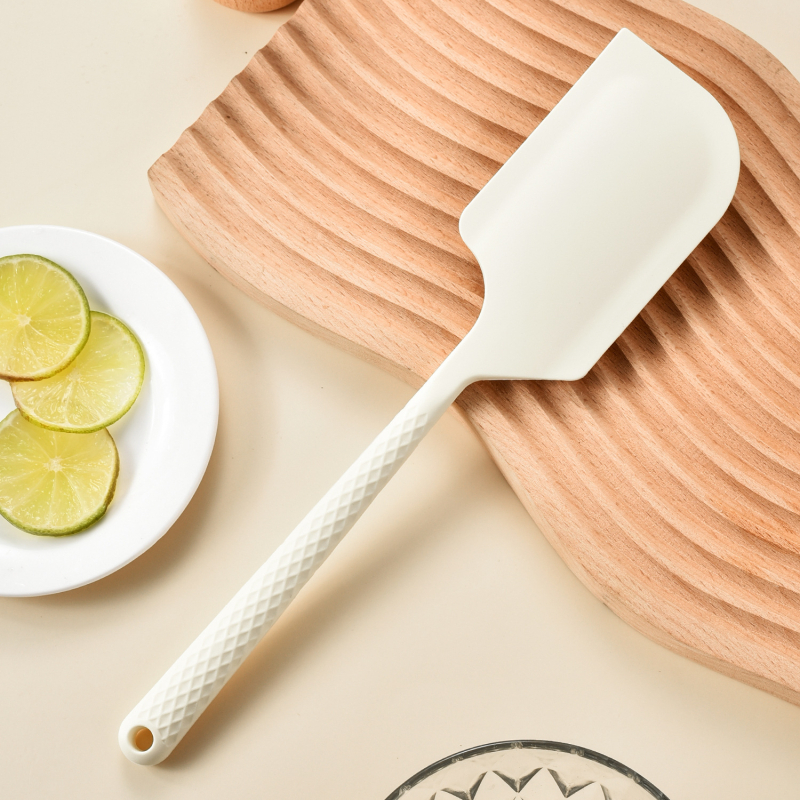 Stil retro: unealtă pentru aluat cu scară de măsurare, spatulă pentru tort și racletă de copt pentru uz casnic
