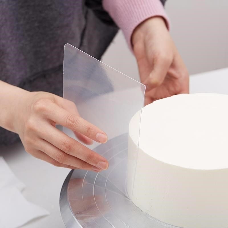 Spatulă moale, transparentă, pentru netezirea cremei pe torturi rotunde – set din plastic semi-circular pentru decorare