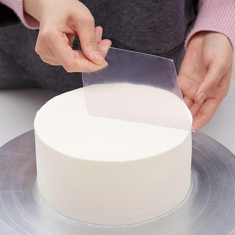 Spatulă moale, transparentă, pentru netezirea cremei pe torturi rotunde – set din plastic semi-circular pentru decorare