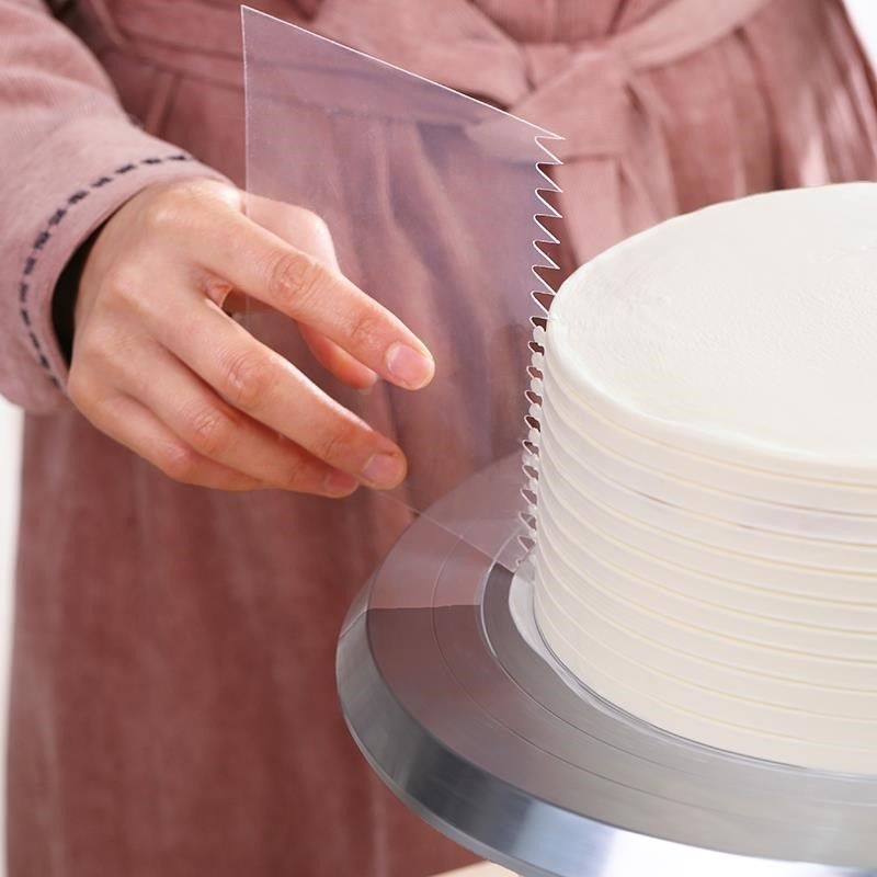 Spatulă moale, transparentă, pentru netezirea cremei pe torturi rotunde – set din plastic semi-circular pentru decorare