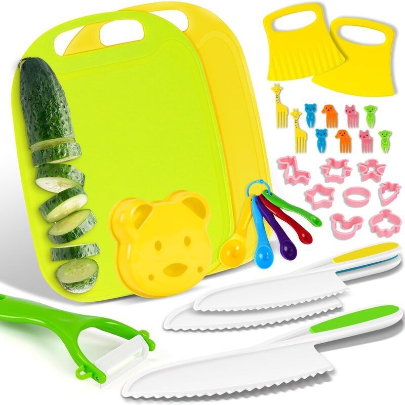Set de 19 piese pentru bucătărie: tacâm plastic, accesorii pentru pregătirea hranei bebelușilor, plăci de tăiere pentru copii, spatulă pentru tort și accesorii de coacere