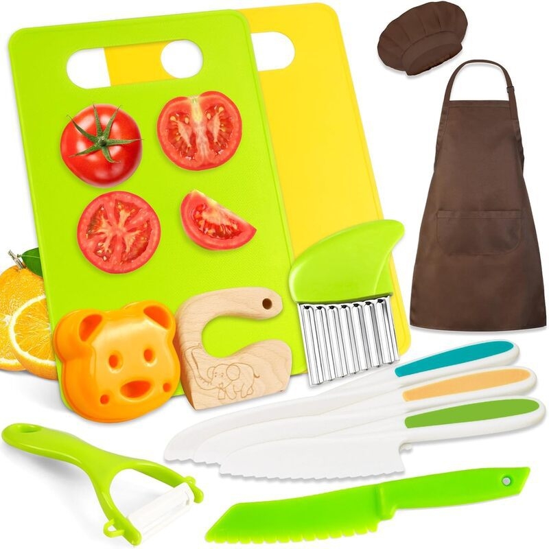 Set de 19 piese pentru bucătărie: tacâm plastic, accesorii pentru pregătirea hranei bebelușilor, plăci de tăiere pentru copii, spatulă pentru tort și accesorii de coacere
