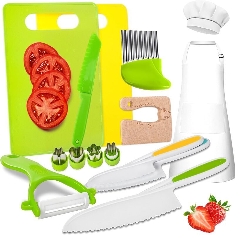 Set de 19 piese pentru bucătărie: tacâm plastic, accesorii pentru pregătirea hranei bebelușilor, plăci de tăiere pentru copii, spatulă pentru tort și accesorii de coacere