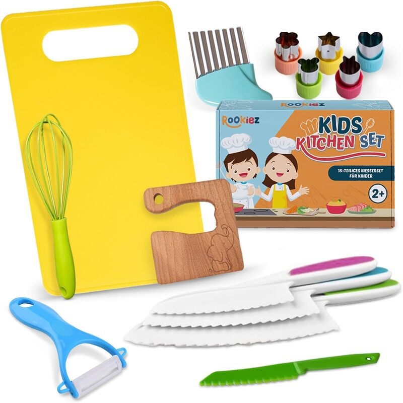 Set de 19 piese pentru bucătărie: tacâm plastic, accesorii pentru pregătirea hranei bebelușilor, plăci de tăiere pentru copii, spatulă pentru tort și accesorii de coacere