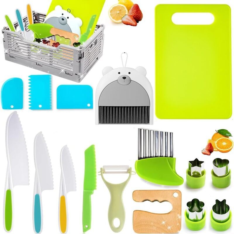 Set de 19 piese pentru bucătărie: tacâm plastic, accesorii pentru pregătirea hranei bebelușilor, plăci de tăiere pentru copii, spatulă pentru tort și accesorii de coacere