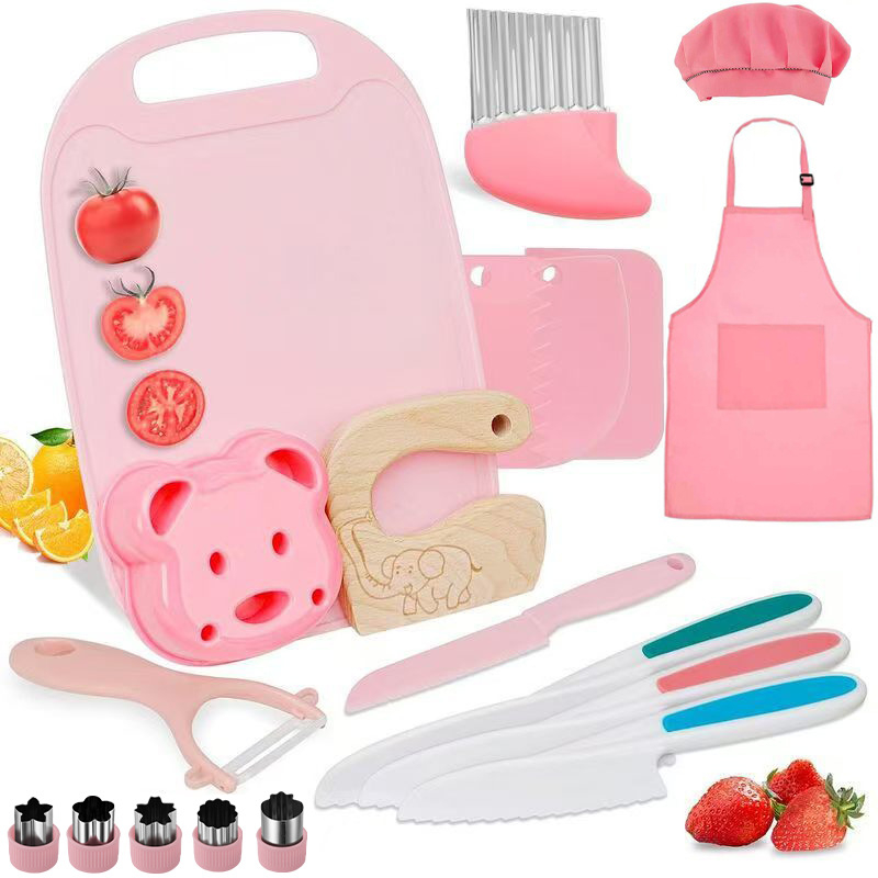 Set de 19 piese pentru bucătărie: tacâm plastic, accesorii pentru pregătirea hranei bebelușilor, plăci de tăiere pentru copii, spatulă pentru tort și accesorii de coacere