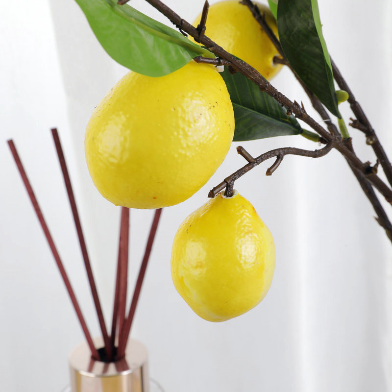 Lămâie artificială – proaspăt accesoriu pentru fotografii, aranjamente florale și decor de casă