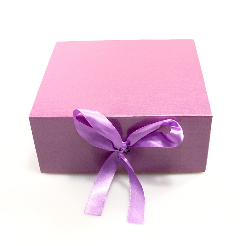 Cutie cadou cu acoperire completă, panglică, capac rabatabil, funda lipită, carton rigid 1200 gsm