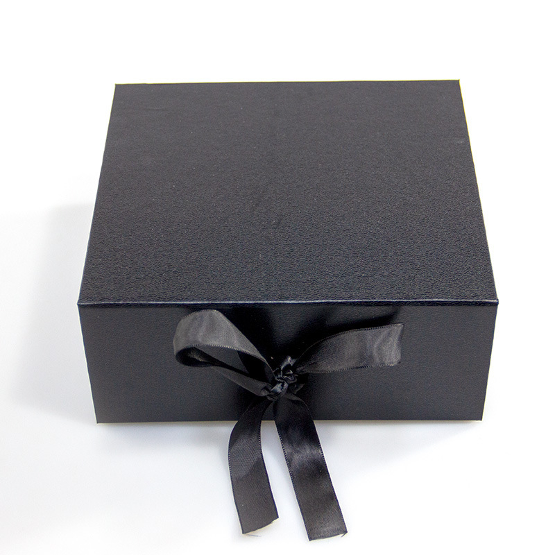 Cutie cadou cu acoperire completă, panglică, capac rabatabil, funda lipită, carton rigid 1200 gsm