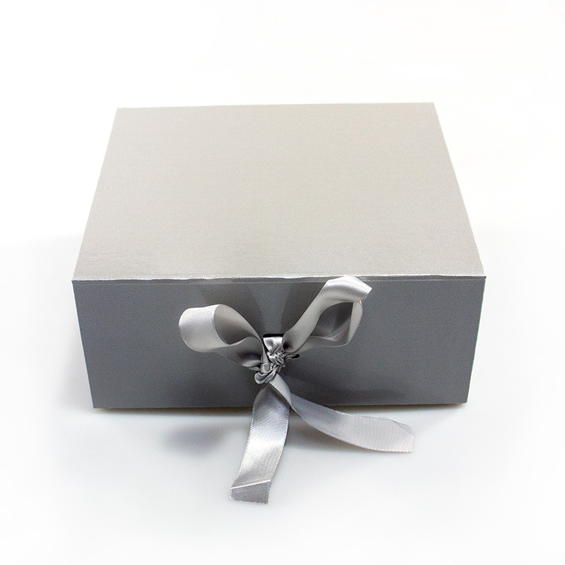 Cutie cadou cu acoperire completă, panglică, capac rabatabil, funda lipită, carton rigid 1200 gsm