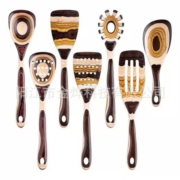 Σετ επτά ξύλινων σπατουλών καφέ με πολύχρωμη κουτάλα σαλάτας – είδη κουζίνας