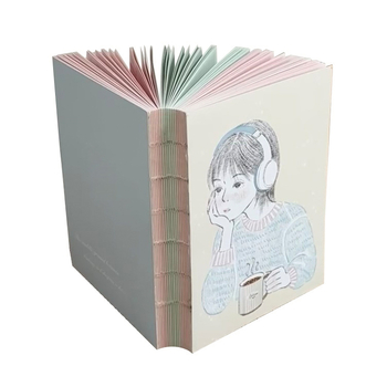 Planner A6 drăguț, în stil japonez și coreean, personalizabil cu designul tău, cu layout flat lay, legare cusută și spate expus.