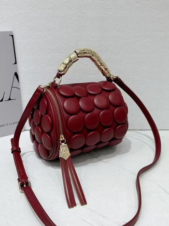 Τσάντα crossbody από PU δέρμα, κυλινδρικού σχήματος με μεταλλικά στοιχεία, μαξιλαρίνης στυλ, φθινοπωρινή έκδοση 2025
