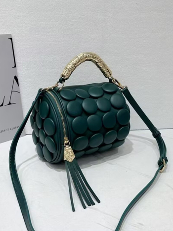Τσάντα crossbody από PU δέρμα, κυλινδρικού σχήματος με μεταλλικά στοιχεία, μαξιλαρίνης στυλ, φθινοπωρινή έκδοση 2025