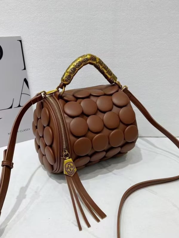 Τσάντα crossbody από PU δέρμα, κυλινδρικού σχήματος με μεταλλικά στοιχεία, μαξιλαρίνης στυλ, φθινοπωρινή έκδοση 2025