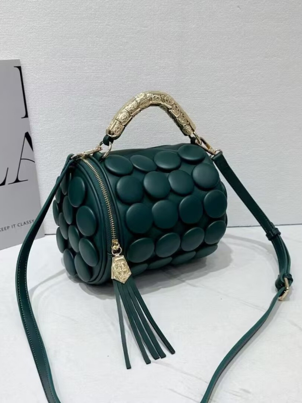 Τσάντα crossbody από PU δέρμα, κυλινδρικού σχήματος με μεταλλικά στοιχεία, μαξιλαρίνης στυλ, φθινοπωρινή έκδοση 2025