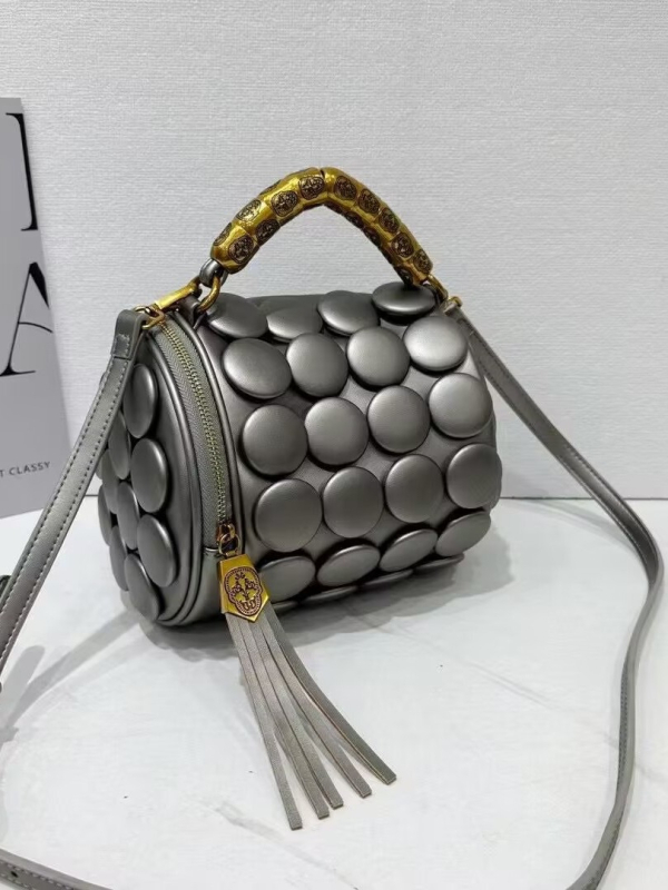 Τσάντα crossbody από PU δέρμα, κυλινδρικού σχήματος με μεταλλικά στοιχεία, μαξιλαρίνης στυλ, φθινοπωρινή έκδοση 2025