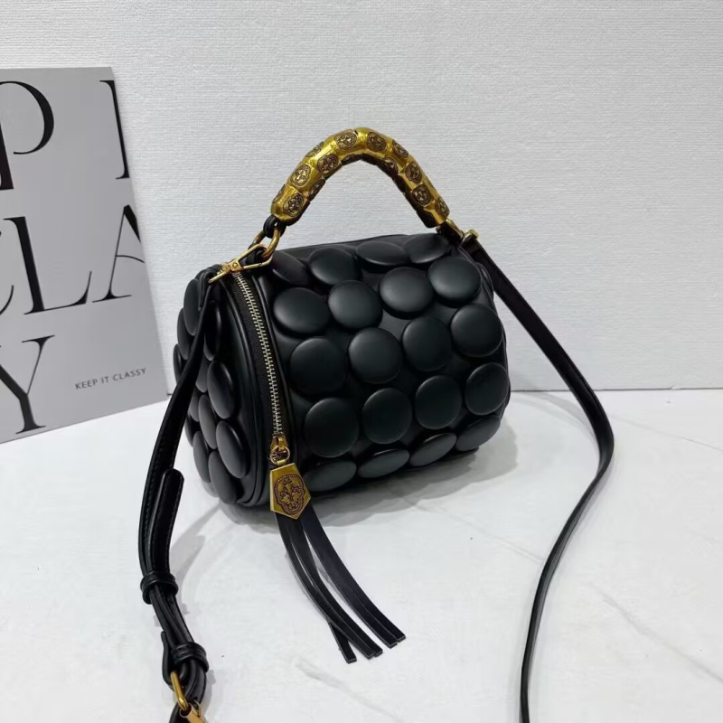 Τσάντα crossbody από PU δέρμα, κυλινδρικού σχήματος με μεταλλικά στοιχεία, μαξιλαρίνης στυλ, φθινοπωρινή έκδοση 2025