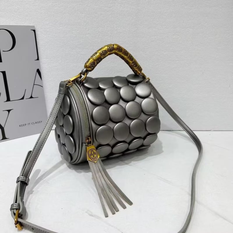 Τσάντα crossbody από PU δέρμα, κυλινδρικού σχήματος με μεταλλικά στοιχεία, μαξιλαρίνης στυλ, φθινοπωρινή έκδοση 2025