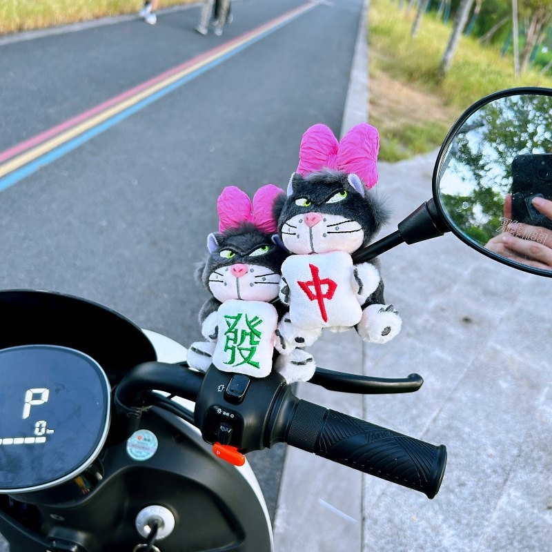 Plišani privjesak za retrovizor – protiv krađe za motocikl, električno vozilo i bicikl – Carlosypha crtić