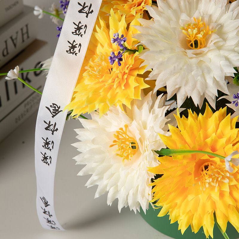 Buchet de crizanteme din mătase cu coș portabil pentru decorarea mormântului în timpul festivalului Qingming