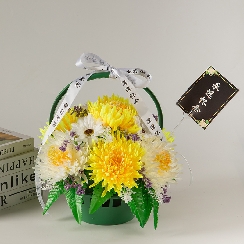 Buchet de crizanteme din mătase cu coș portabil pentru decorarea mormântului în timpul festivalului Qingming