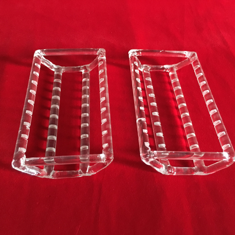 Vas din cuarț transparent cu canale gravate pentru waferi, destinat proceselor semiconductoare
