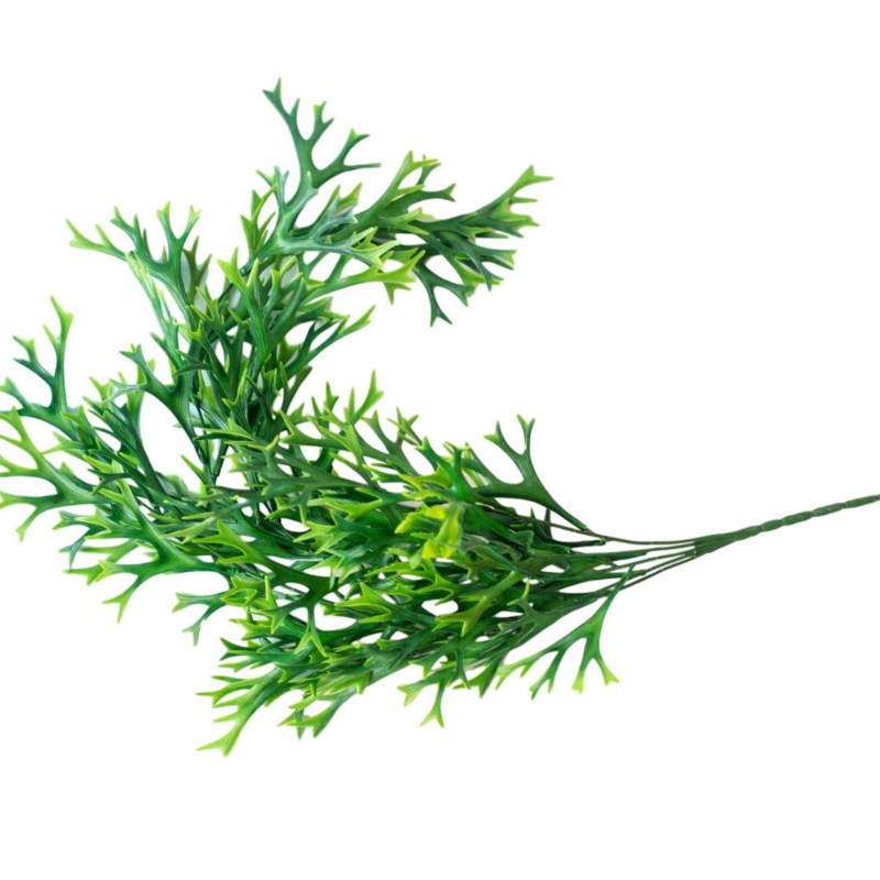 Decor de perete cu 69 coarne de cerb, plante artificiale și fundal cu liane